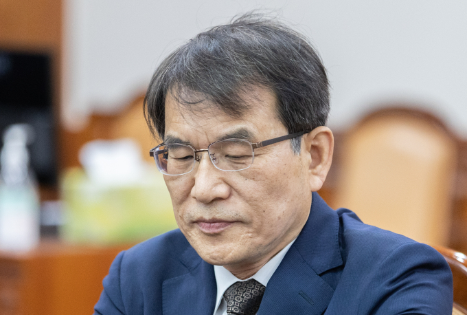 노태악 선거관리위원장이 중앙선거관리위원회의 자녀 특혜 채용 의혹에 대해 사과했지만 파장이 이어지고 있다. 사진은 지난달 30일 경기도 과천시 중앙선거관리위원회에서 선관위 개혁방안을 논의하는 노 위원장. /사진=뉴스1