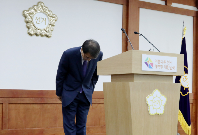 지난달 31일 노 선관위원장은 선관위 자녀 특혜 채용 의혹에 대해 고개 숙여 사죄했다. 사진은 지난달 31일 경기도 과천시 선거관리위원회에서 고위직 간부 자녀 특혜 채용 의혹에 대해 사과하는 노 위원장. /사진=뉴스1