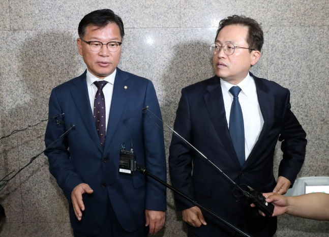 선관위의 자녀 채용 특혜 의혹에 대해 감사원은 감사에 나서겠다고 밝혔고, 여야는 국회 국정조사 논의에 착수했다. 사진은 지난 1일 서울 여의도 국회에서 선관위 국정조사 관련 비공개 회동을 한 이양수 국민의힘 원내수석부대표(왼쪽)와 송기헌 더불어민주당 원내수석부대표. /사진=뉴시스