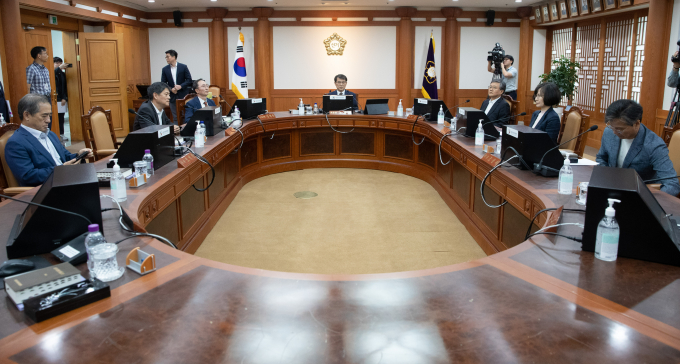 선관위는 2일 의원회의를 열고 "감사원의 감사를 수용할 수 없다"는 입장을 밝혔다. 사진은 지난 2일 경기도 과천시 중앙선거관리위원회에서 열린 선관위원회의. /사진=뉴스1