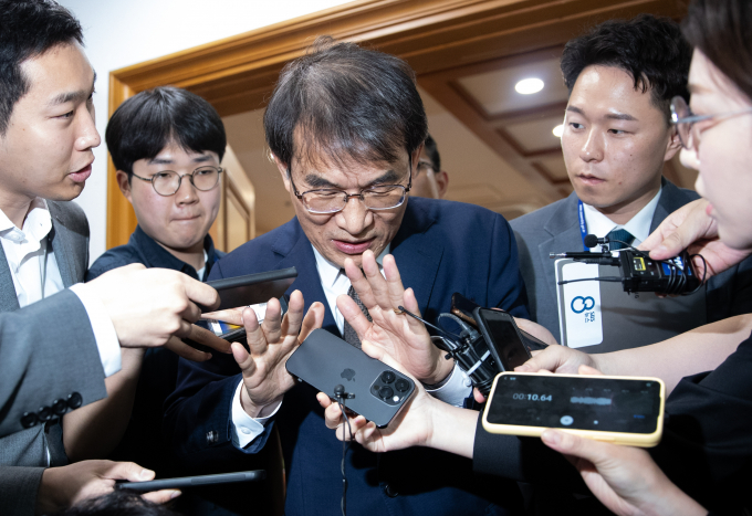 정치권 일각에서는 "노 선관위원장이 사태를 책임지고 사퇴해야 한다"는 목소리도 나온다. 사진은 지난 2일 경기도 과천시 중앙선거관리위원회에서 열린 선관위원회의를 마친 후 회의실을 나서는 노 위원장. /사진=뉴스1