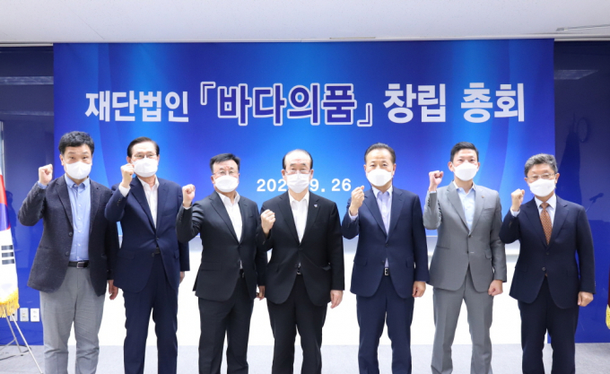 왼쪽 세 번째가 박정석 고려해운 회장이다.  /사진제공=해운협회