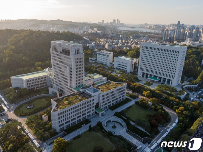대법원(왼쪽)과 대검찰청. ⓒ News1 유승관 기자