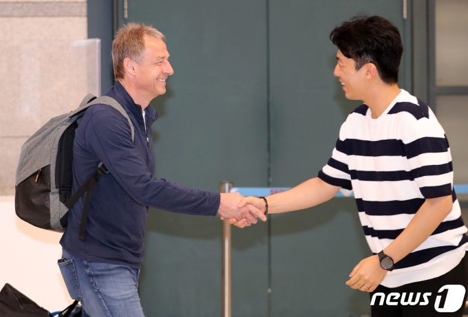 [사진] 밝은 표정으로 입국하는 클린스만