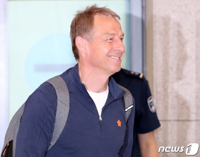 [사진] 환한 미소 지으며 입국하는 클린스만 감독