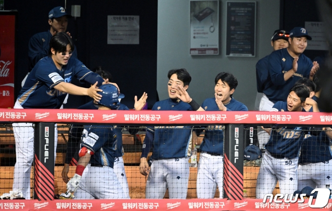 [사진] 5회초 역전 성공한 NC