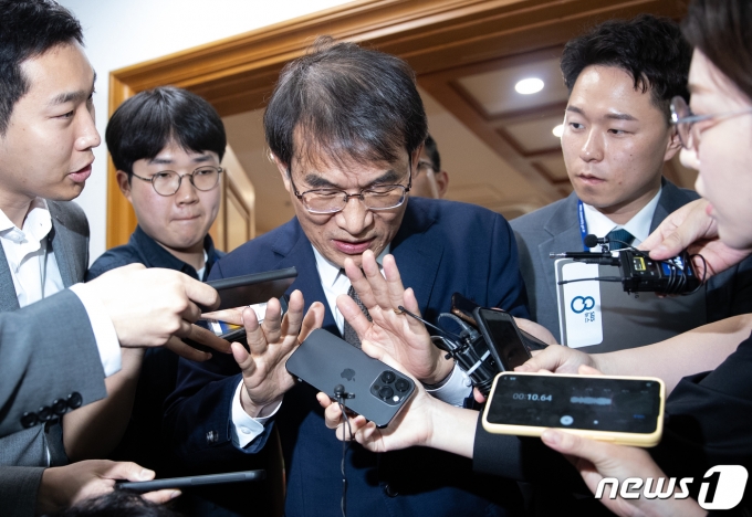 노태악 중앙선거관리위원회 위원장이 2일 오전 경기도 과천시 중앙선거관리위원회에서 열린 선관위원회의를 마친 후 회의실을 나서고 있다. 중앙선관위는 이날 회의에서 사무총장을 비롯한 고위직 자녀 특별채용 의혹과 관련해 감사원의 감사를 거부하기로 최종 결정했다. 2023.6.2/뉴스1 ⓒ News1 이재명 기자