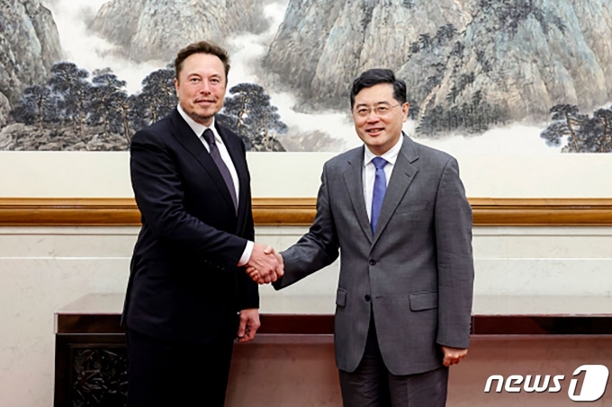 친강 중국 외교부장이 30일(현지시간) 베이징을 방문한 일론 머스크 테슬라 CEO와 만나 악수를 하고 있다. 2023.5.31 ⓒ AFP=뉴스1 ⓒ News1 우동명 기자