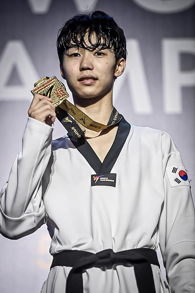박태준이 태권도 세계선수권대회에서 금메달을 목에 걸었다./ 사진=세계태권도연맹 제공