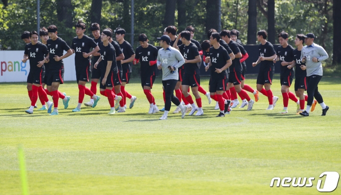 항저우 아시안게임에 출전하는 24세 이하 축구대표팀(U-24) 선수들이 16일 경기 파주시 축구국가대표트레이닝센터(NFC)에서 훈련을 하고 있다. 황선홍 감독이 이끄는 U-24 대표팀은 오는 9월 열리는 중국 항저우 아시안게임에서 사상 첫 3회 연속 금메달에 도전한다. 2023.5.16/뉴스1 ⓒ News1 김도우 기자