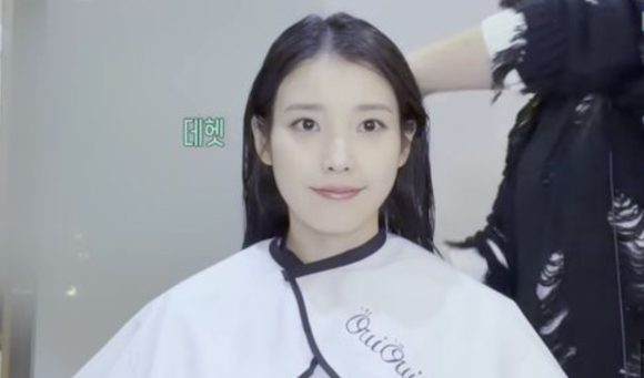 가수 아이유가 중단발로 파격 변신했다. /사진=유튜브 채널 '이지금' 영상