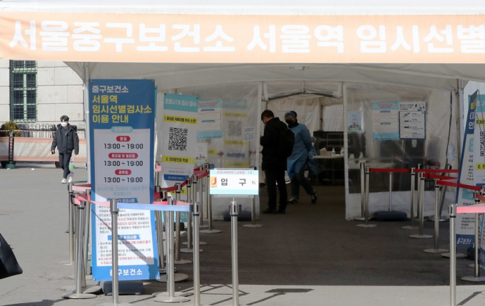 질병청 중앙방역대책본부(방대본)에 따르면 지난 2일 전국에서 1만8663명이 신종 코로나바이러스 감염증(코로나19) 확진 판정을 받았다. /사진=뉴스1
