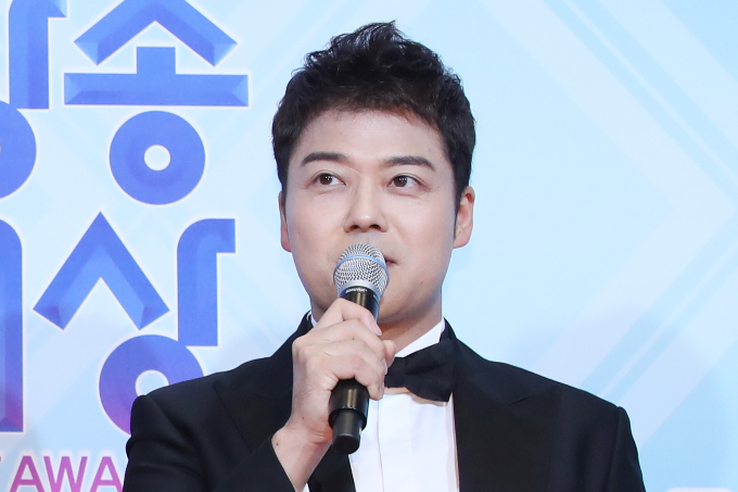 지난 2일 방송된 MBC TV 예능물 '나 혼자 산다' 에서 전현무가 건강한 팜유가 되기 위해 관리하는 모습이 그려졌다. 사진=뉴시스