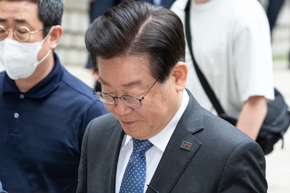 이재명 더불어민주당 대표가 지난 2일 서울 서초구 서울중앙지방법원에서 열린 공직선거법위반 공판에 출석하고 있다/사진=뉴스1