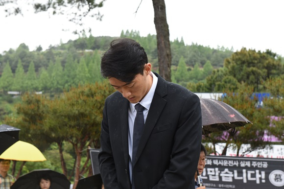 고 전두환씨의 손자 전우원씨가 5·18민주화운동 43주기인 지난달 18일 오전 북구 망월동 민족민주열사묘역(구묘역)을 찾아 묵념하고 있다. /사진=뉴스1