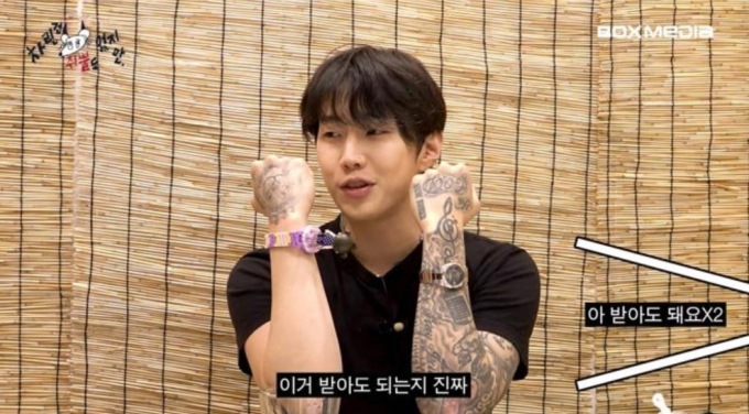 가수 이영지가 박재범에게 1600만원대 럭셔리 명품 시계를 선물했다. /사진=유튜브 채널 '차린건 쥐뿔도 없지만' 영상 캡처 