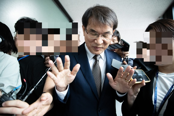 중앙선거관리위원회가 잇따른 논란으로 위태로운 가운데 감사원의 감사를 마냥 거부할 수 있을지 주목된다. 사진은 노태악 선관위원장이 지난 2일 오전 경기도 과천시 중앙선거관리위원회에서 열린 선관위원회의를 마친 후의 모습. /사진=뉴스1