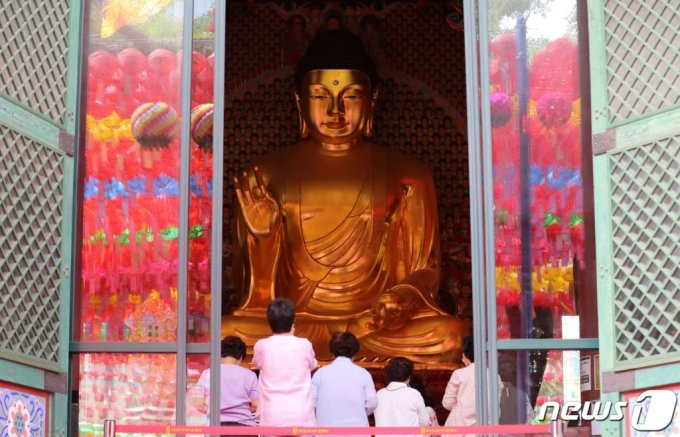 아이가 있는 것을 속인 한 유명 스님이 화제가 되고 있다. 사진은 기사 내용과 무관함./사진=뉴스1  