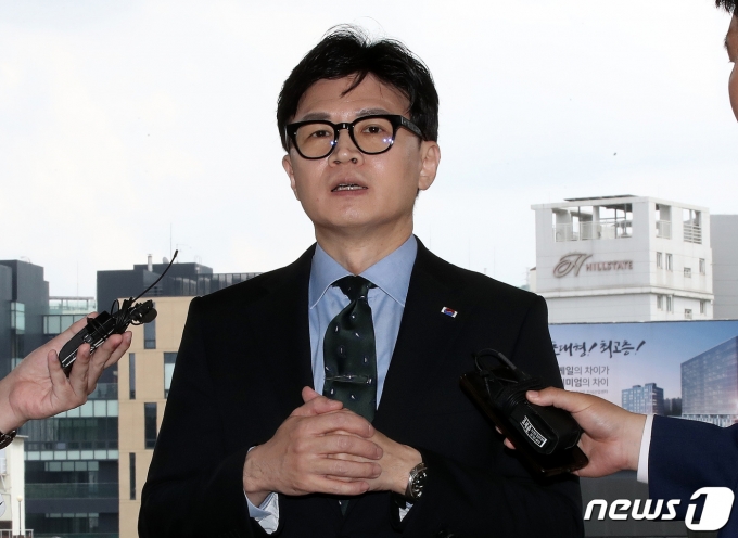 한동훈 법무부 장관이 30일 오후 서울 서초구 대법원에서 열린 대법관후보추천위원회 회의에 참석하기 전 한 장관의 개인정보 유출 의혹 관련 압수수색 등에 대한 취재진의 질문에 답하고 있다. 2023.5.30/뉴스1 ⓒ News1 박지혜 기자