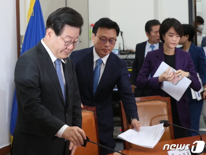 이재명 더불어민주당 대표가 2일 오전 서울 여의도 국회에서 열린 최고위원회의에 참석 하고 있다. 2023.6.2/뉴스1 ⓒ News1 송원영 기자