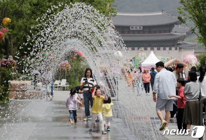 서울 세종대로 광화문광장 분수대를 찾은 시민들. /뉴스1 ⓒ News1 이동해 기자