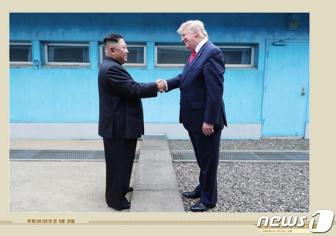 김정은 북한 노동당 총비서와 도널드 트럼프 전 미국 대통령.(외국문출판사 화보 캡처) 2021.5.12/뉴스1