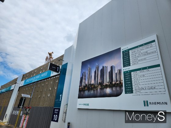 서울 서초구 반포동 반포주공1단지 3주구 재건축 사업 신축현장 앞에 공사 개요가 기재된 안내판이 붙어 있다./사진=정영희 기자