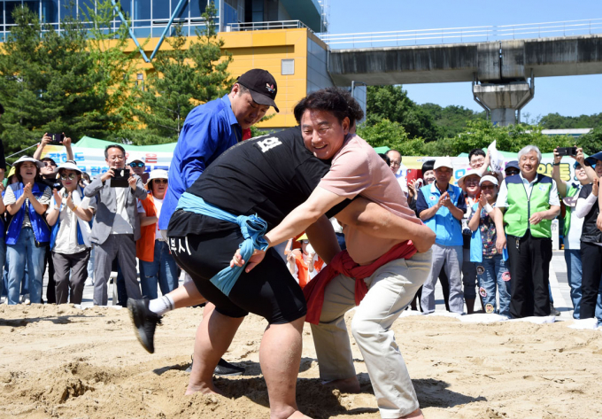 의정부시(시장 김동근)는 각 동 주민들이 한 자리에 모여 즐기는 '제27회 단오제 의정부시 씨름왕 선발대회'가 6월 3일 시청 앞 상설야외무대에서 성황리에 개최됐다고 4일 밝혔다. / 사진제공=의정부시