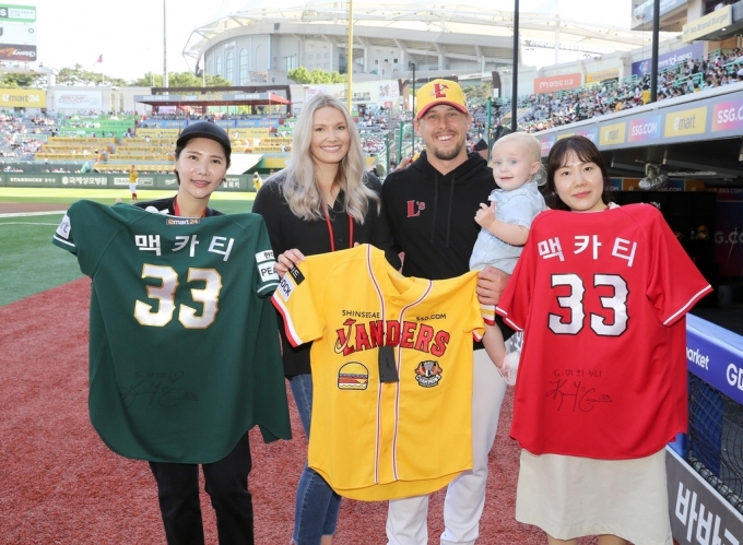 맥카티 가족과 SSG 팬들. (SSG 랜더스 제공)