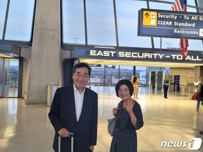 미국에서 체류해오던 이낙연 전 국무총리가 3일(현지시간) 워싱턴DC 인근 덜레스 국제공항에서 독일로 가는 비행기를 타기 위해 출국장으로 가기 전 환송을 나온 지지자들과 인사를 나누고 있다. ⓒ News1 김현 특파원