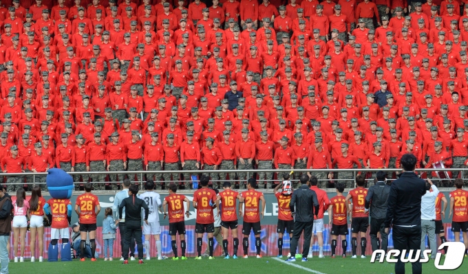 6일 경북 포항시 남구 스틸야드에서 열린 프로축구 하나원큐 K리그1 2019 포항 스틸러스 대 울산 현대의 경기에서 후반 교체된 포항 이광혁의 골로 2대 1승리를 거둔 스틸러스 선수들이 경기 내내 힘찬 응원을 보내 준 해병대 1사단 장병들에게 감사 인사를 하고 있다. 이날 경기는 해병대 창설 70주년을 기념해 해병대의 날로 열렸다. 2019.10.6/뉴스1 ⓒ News1 최창호 기자