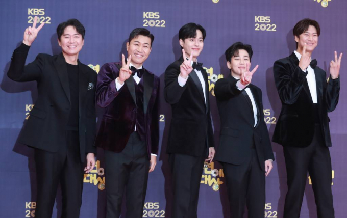 연정훈, 김종민, 유선호, 딘딘, 나인우가 지난해 서울 여의도 KBS홀에서 진행된 '2022 KBS 연예대상' 레드카펫 행사에 참석해 포즈를 취하고 있다. /사진=머니투데이(이동훈 기자)