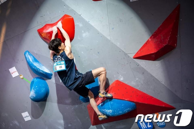 [사진] 스포츠클라이밍 이도현, 프라하 월드컵 볼더링서 개인 첫 금메달