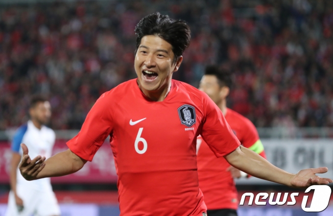 16일 저녁 충남 천안시 천안종합경기장에서 열린 남자축구대표팀 평가전 대한민국과 파나마의 경기 전반전 박주호가 골을 넣고 환호하고 있다. 2018.10.16/뉴스1 ⓒ News1 송원영 기자