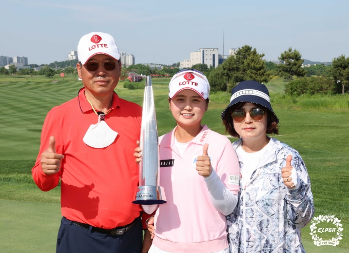 [사진] 최혜진 '가족의 힘으로 우승했어요'