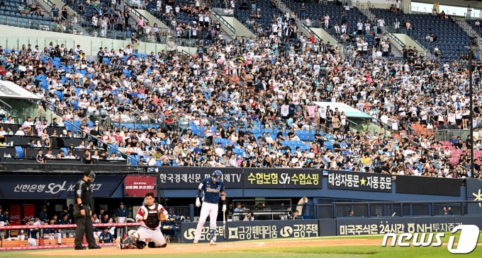 [사진] 코로나19 격리 의무 해제 후 첫 주말 맞은 야구장