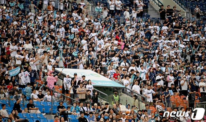 [사진] 코로나 격리 의무 풀리고 첫 주말 맞은 야구장