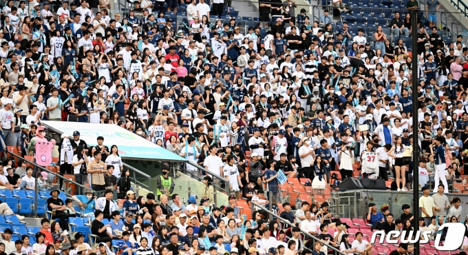 [사진] 코로나19 격리 의무 풀린 첫 주말 야구장 풍경