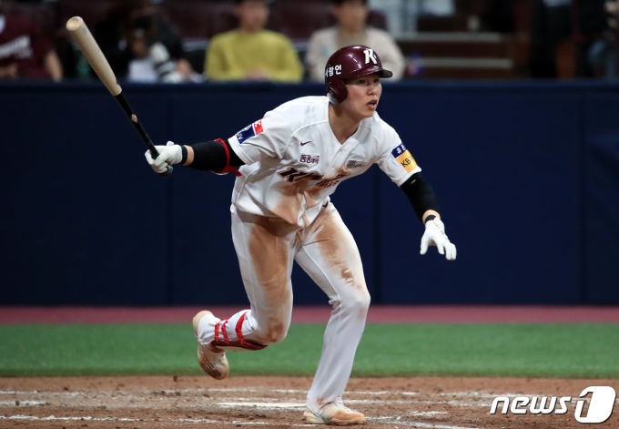 27일 오후 서울 고척스카이돔에서 열린 2023 신한 SOL KBO리그 키움 히어로즈와 kt 위즈의 경기 3회말 1사 주자 1루 상황 키움 김혜성이 안타를 날린 뒤 타구를 바라보고 있다. 2023.4.27/뉴스1 ⓒ News1 박정호 기자