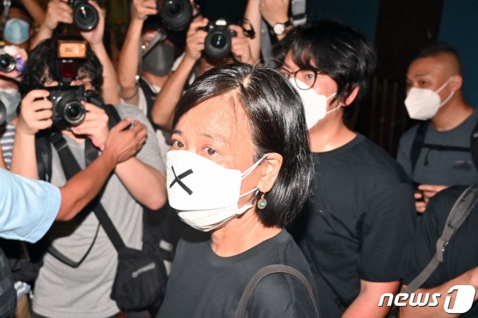 지난 2022년 홍콩에서 찬포잉 사회민주연선 주석이 중국 톈안먼(天安門) 민주화 시위의 피해자들을 애도하기 위해 시위에 참석했다. 2022.06.04. ⓒ AFP=뉴스1 ⓒ News1 정윤영 기자
