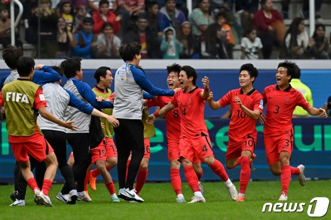 [사진] 최석현 득점에 기뻐하는 대한민국