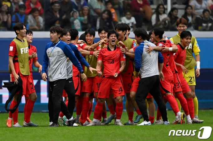 4일(현지시간) 오후 아르헨티나 산티아고 델 에스테로 스타디움에서 열린 2023 국제축구연맹(FIFA) 20세 이하(U-20) 월드컵 8강전 한국과 나이지리아의 경기에서 연장 전반전 첫 번째 골을 넣은 최석현과 선수들이 기뻐하고 있다. 2023.6.5 ⓒ AFP=뉴스1 ⓒ AFP=뉴스1