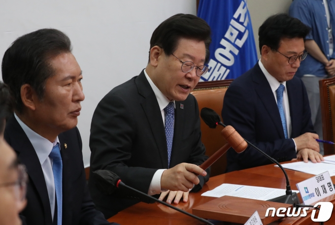 이재명 더불어민주당 대표가 2일 오전 서울 여의도 국회에서 열린 최고위원회의에서 의사봉을 두드리고 있다. 2023.6.2/뉴스1 ⓒ News1 송원영 기자