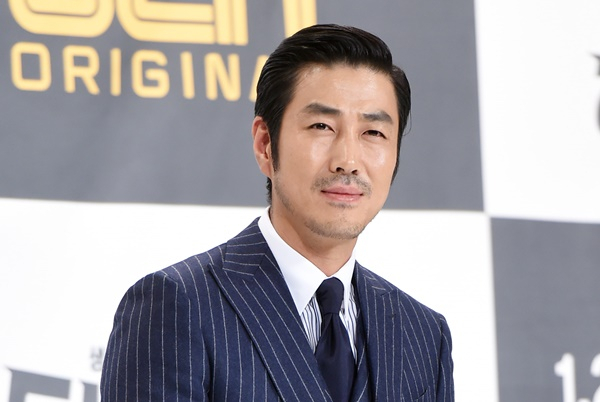 윤태영이 부닟ㄴ으로부터 33억여원 상당의 주식을 받았으나 증여세 선정 방식으로 조세당국과 소송을 벌이고 있다. OCN 드라마 ‘동네의 영웅' 제작발표회에서의 배우 윤태영. /사진=뉴스1