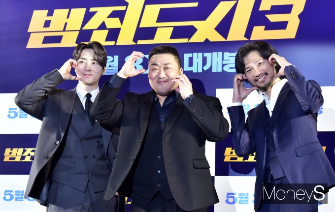 영화 '범죄도시3'가 5일 기준 누적 관객수 450만명을 넘어섰다. 사진은 지난달 9일 서울 강남구 삼성동 코엑스 메가박스에서 열린 '범죄도시3' 제작보고회에 참석해 포즈를 취한  이준혁(왼쪽부터), 마동석, 아오키 무네타카. /사진=임한별 기자 