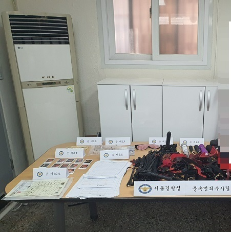온라인에서 사람들을 모아 집단 성행위를 주선한 서울 강남의 클럽 업주가 집행유예를 선고받았다. 스와핑클럽을 단속해 입수한 증거물. 사진은 기사와 직접적인 관련 없음. /사진=뉴스1(서울경찰청)