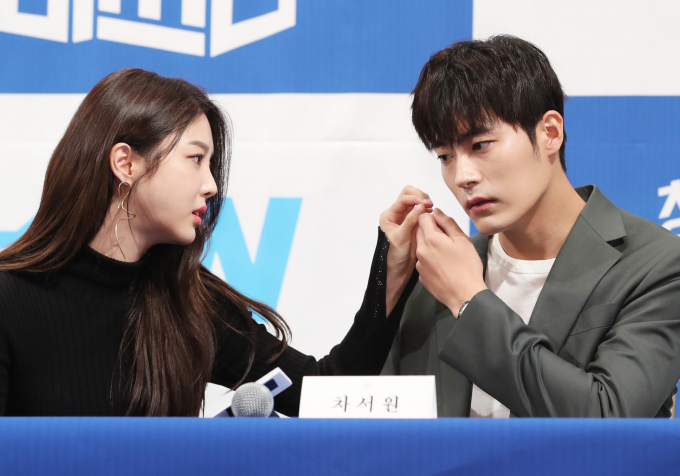 배우 엄현경(왼쪽)이 2019년 18일 서울 임피리얼팰리스에서 열린 tvN 새 수목드라마 ‘청일전자 미쓰리’ 제작발표회에 참석해 차서원의 매무새를 고쳐주고 있다. /사진=뉴스1