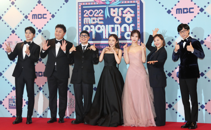 놀면 뭐하니 이이경(왼쪽부터)과 정준하, 하하, 박진주, 이미주, 신봉선, 유재석이 지난해 12월29일 서울 마포구 상암 MBC 미디어센터에서 열린 '2022 MBC 방송연예대상' 시상식에서 포즈를 취하고 있다. /사진=뉴스1