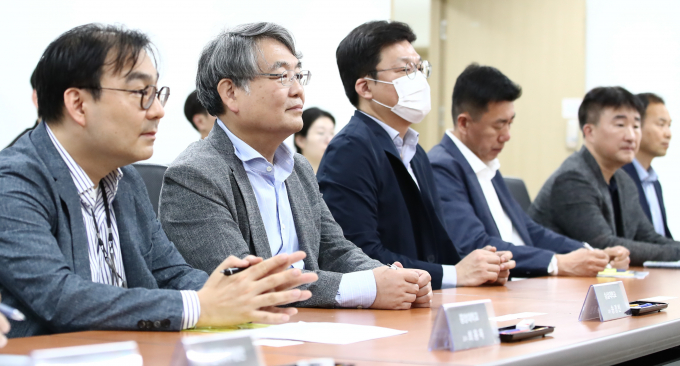 지난달 18일 서울 영등포구 전력기반센터에서 열린 '여름철 전력수급 대책 마련 실무회의'에 한국전력공사·한국수력원자력·한국가스공사 등 유관기관 관계자들과 학계 전문가들이 자리해 있다. 정부는 향후 검토를 거쳐 6월 중 여름철 전력수급 대책을 발표할 예정이다. /사진=뉴스1