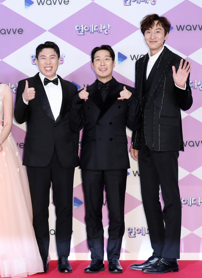 개그맨 양세찬(왼쪽부터), 가수 하하, 배우 이광수가 2019년 12월28일 서울 마포구 상암동 SBS 프리즘타워에서 열린 '2019 SBS 연예대상' 포토콜 행사에 참석해 포즈를 취하고 있다. /사진=뉴스1